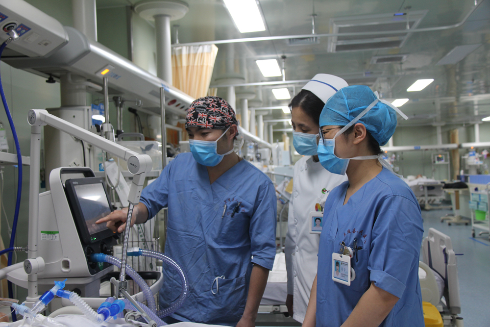 我县三名”逆行者“预备队员,他们分别是县医院重症医学科副主任宋加友、护士长邢宇,心内科二病区护士长尹倩倩。.JPG 我县三名”逆行者“预备队员,他们分别是县医院重症医学科副主任宋加友、护士长邢宇,心内科二病区护士长尹倩倩。.JPG