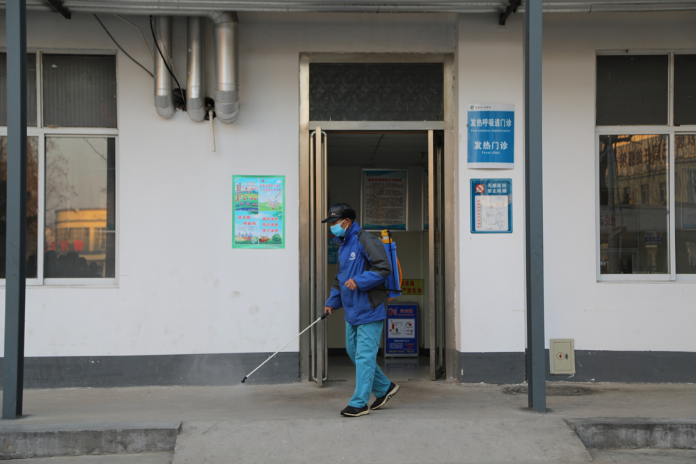 县医院保洁人员每日例行消毒。.JPG 县医院保洁人员每日例行消毒。.JPG